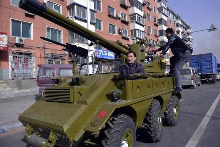 CHINA Zhang creó en 2014 un vehículo blindado hecho en casa luego de unir dos carros con ayuda de sus amigos. Los cañones del armatoste pueden disparar bolas de pintura y proyectiles de humo.