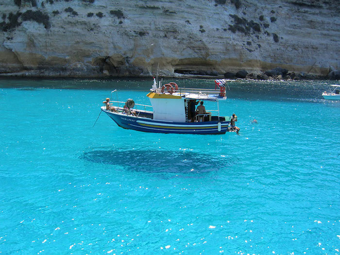 FOTO Esta barca parece estar flotando en el aire