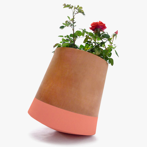 bag-disseny-livingthings-rolling-flower-pots-designboom-01