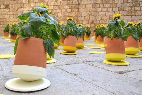 bag-disseny-livingthings-rolling-flower-pots-designboom-06