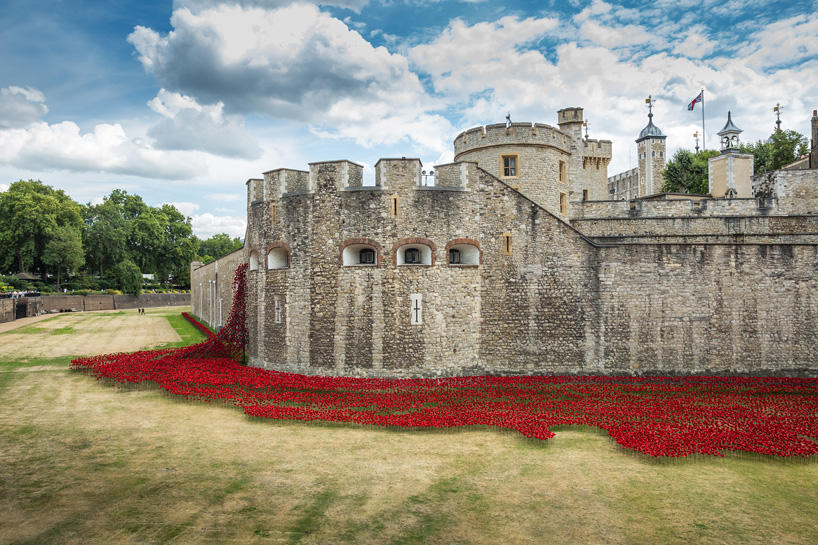888246-ceramic-poppies-tower-of-london-remembrance-day-designboom-18