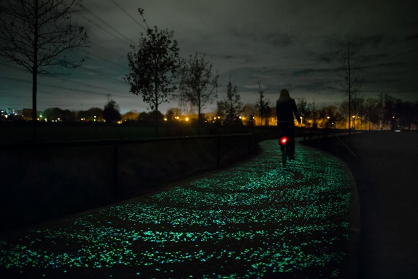 Studio-Roosegaarde-Glowing-Bike-Path-1-600x400