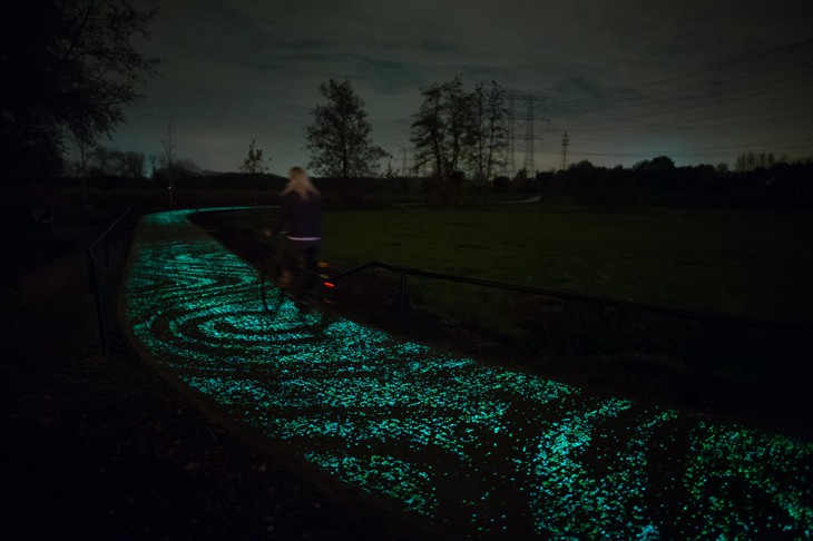 Studio-Roosegaarde-Glowing-Bike-Path-3-730x486