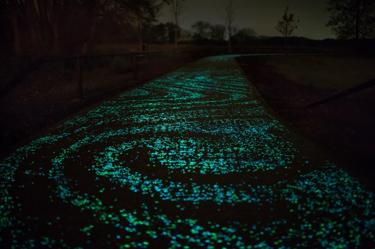 Studio-Roosegaarde-Glowing-Bike-Path-4-730x486