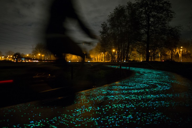 Studio-Roosegaarde-Glowing-Bike-Path-5-730x486