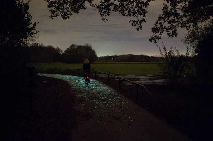 Studio-Roosegaarde-Glowing-Bike-Path-7-730x486
