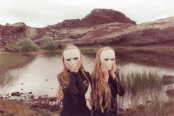 identical-twins-erna-hrefna-photography-iceland-ariko-inaoka-10