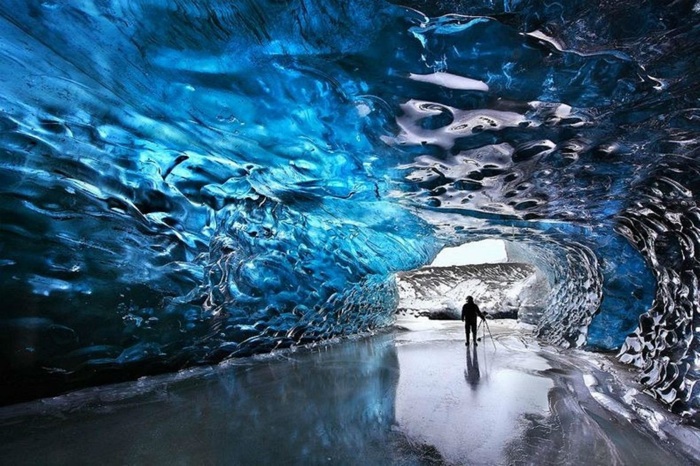 Cueva de Cristal en Skatafell, Island Este paisaje es posible gracias al agua congelada que puede observarse dentro de la cueva que se encuentra al sur del país, cerca al pie del volcán más alto de Islandia, Vrffajvkull.