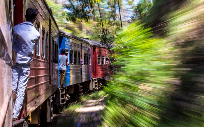 NATGEO  05 Yanick Targonski's shot, Train from Ella to Kandy, Sri Lanka.