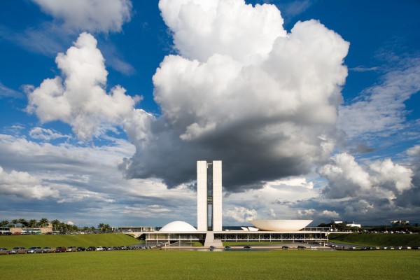 latin Lúcio Costa y Oscar Niemeyer. Plaza de los Tres Poderes, Brasilia, Brasil, 1958-1960. Foto- Leonardo Finotti © Leonardo Finotti