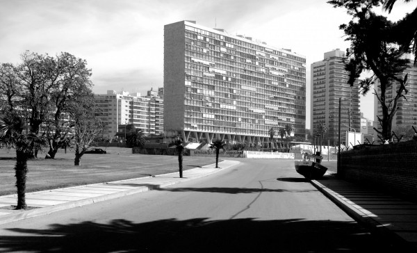 latin Raúl Sichero Bouret. Edificio Panamericano, Montevideo, Uruguay, 1959. Foto- Jorge Gambini Ons © Jorge Gambini Ons
