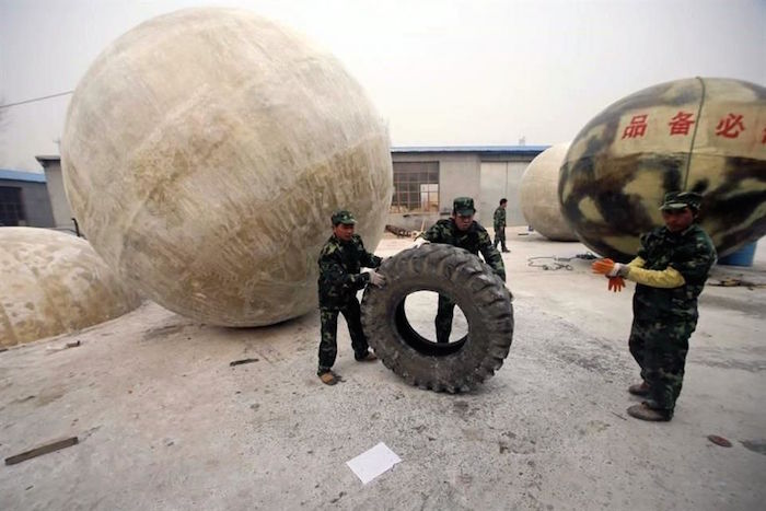 CHINA Estas grandes esferas llamadas 'Arcas de Noé' fueron diseñadas en 2012 por Liu Qiyuan y son refugios capaces de resguardar a personas en caso de terremotos, tsunamis e inundaciones.
