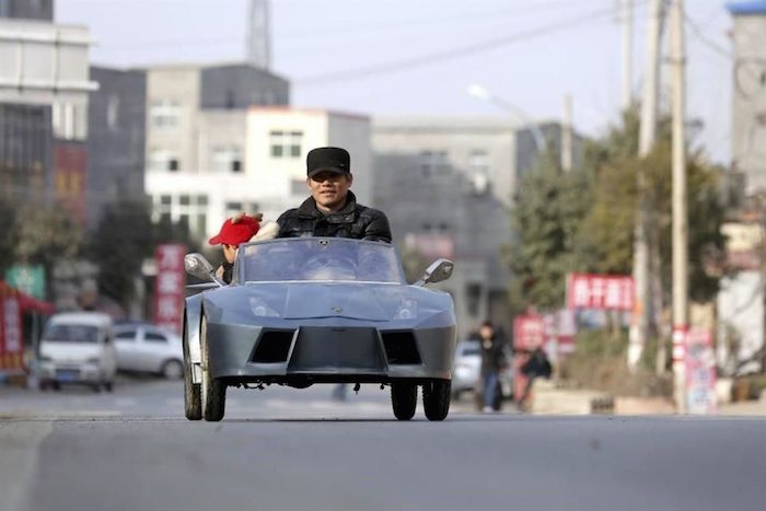 CHINA Guo, un agricultor de 50 años, creó en 2014 una pequeña réplica de un Lamborghini, con la que recorre las calles junto a su nieto.