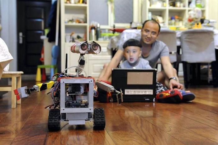 CHINA Lu Junfing y su hijo de 5 años de edad realizaron este año una réplica de Wall-E. El dispositivo funciona con un control, graba y envía imágenes y video.