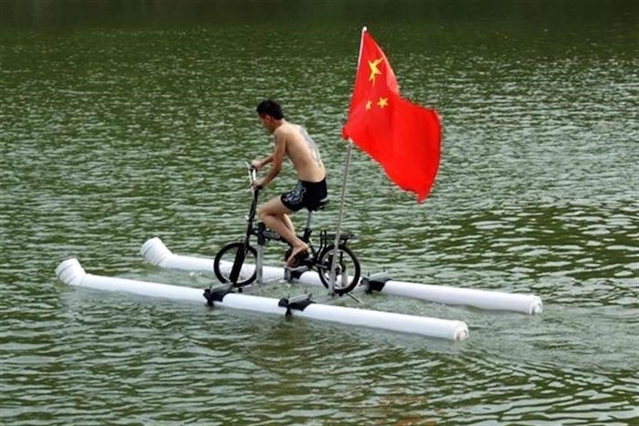 CHINA Pedalear sobre el agua es un hecho para Liu Wanyong, gracias a que diseñó en 2013 una bicicleta que se sostiene de un par de tubos de plástico y le permite avanzar.