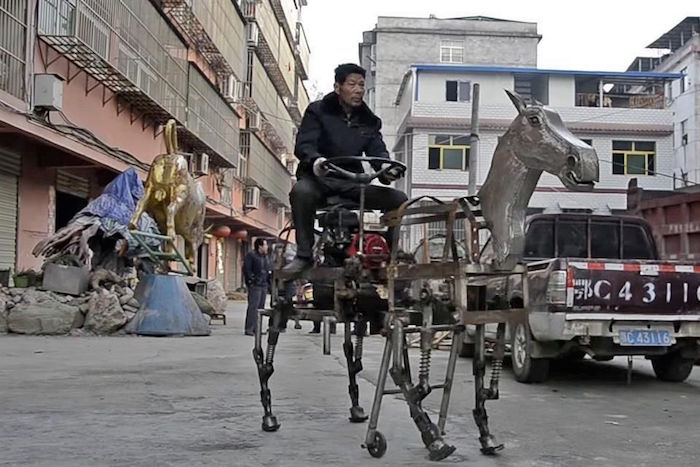 CHINA Su Daocheng monta su vehículo caballo mecánico hecho en casa este año.
