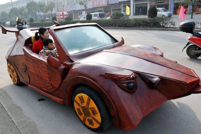 CHINA Yu Jietao quería tener un súper auto. A falta de dinero para comprar uno, decidió a principios de año fabricar uno de madera.