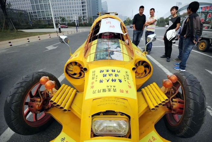 CHINA Zhu Rungiang elaboró en 2013 este vehículo, capaz de correr a 60 kilómetros por hora, con materiales que recolectó de otros usados.