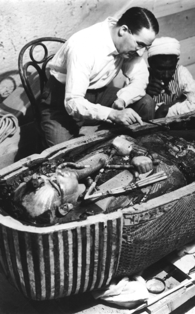  Howard Carter, el arqueólogo británico,  revisa  el sarcófago de Tutankamón.