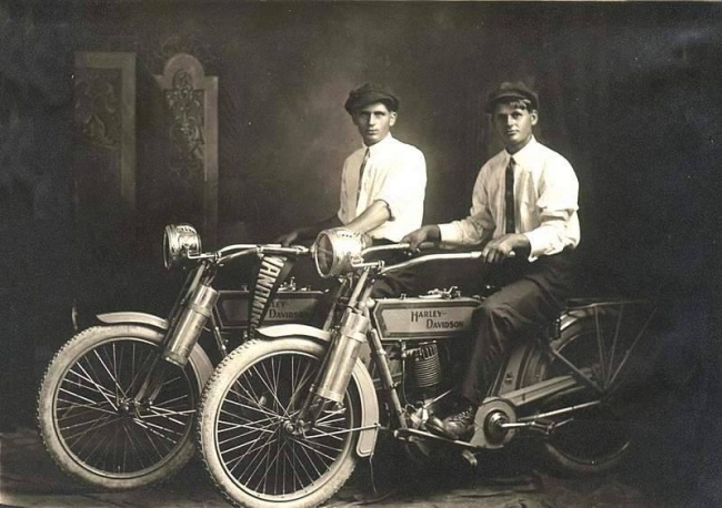 William Harley y Arthur Davidson, los fundadores de motocicletas Harley Davidson, 1914