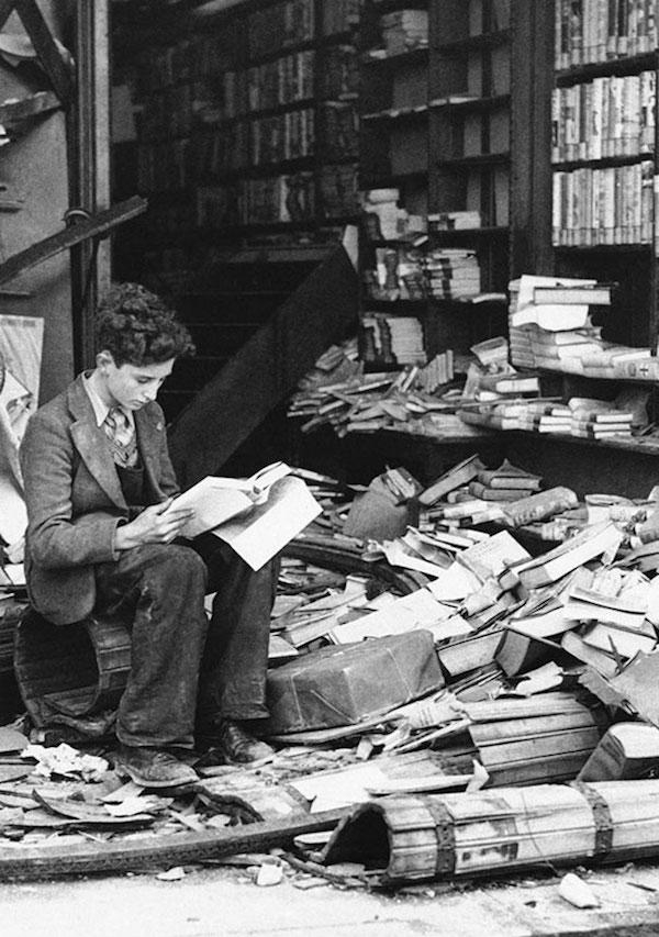 Librería destruída por un bombardeo, Londres 1940