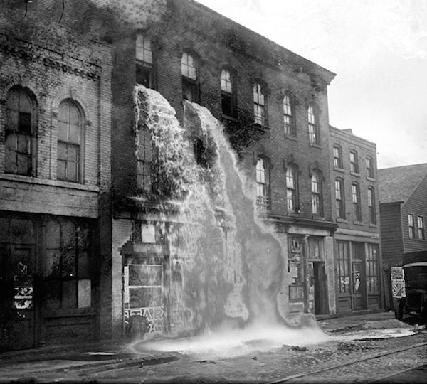 Alcohol ilegal es echado al suelo durante la prohibición en Detroit, 1929 