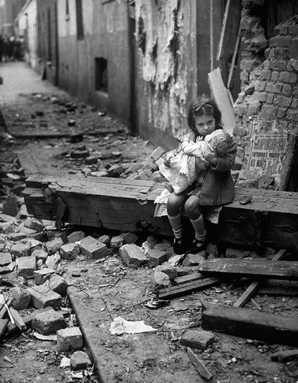 Hogar destruido por un bombardeo en Londres, 1940