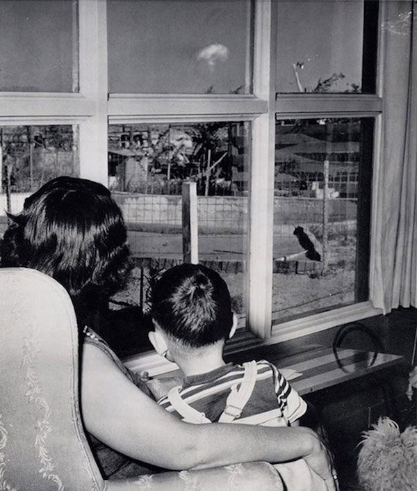Una mujer y su hijo observan a 70 millas de distancia una prueba nuclear en Las Vegas, 1953