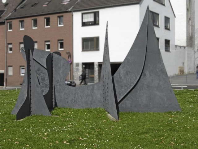 ALEXANDER CALDER Pointes et Courbes (1970) Skulpturengarten Museum Abteiberg, Mönchengladbach