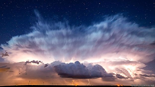 Primer lugar en la categoría profesional lo ganó Brad Goddard, de Orion, Illinois, por esta imagen de las estrellas detrás de una tormenta.