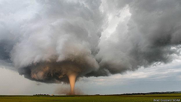 Goddard también ganó el segundo y tercer lugar con dos fotos impresionantes de tornados en Iowa, uno batiendo el polvo al atardecer, cerca de la población de Traer, en esta foto.