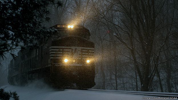 Un tren recorre a través de las nevadas en la foto de Conrad Stenftenagel, ganadora de la categoria de Agua, Clima y Condiciones atmosféricas.