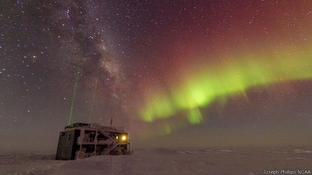 El tercer lugar fue para Joseph Phillips, de Boulder, Colorado, por otra aurora, esta vez sobre el Observatorio de Investigación Atmosférica (ARO), en la Estación Amundsen-Scott del Polo Sur.