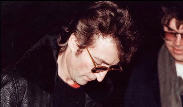John Lennon dedica un autógrafo a su asesino, Mark David Chapman, 1980.