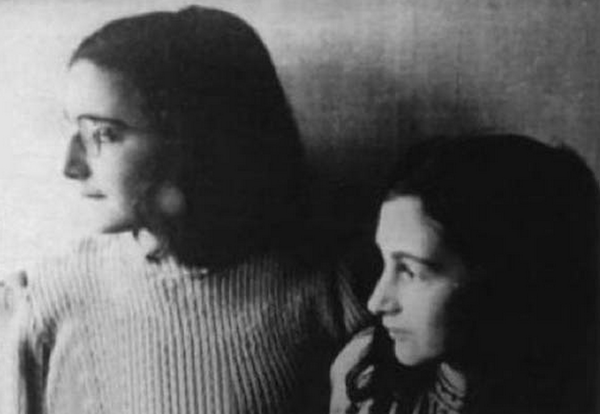 Anne Frank con su hermana, 1942. 