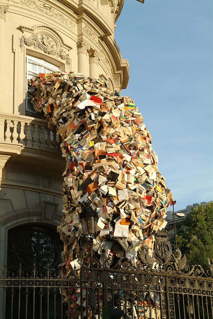 FOTO Escultura de libros cayendo, por Alicia Martin
