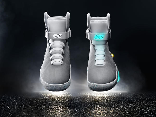 BackToTheFuture: Michael J. Fox prueba zapatos ajustables de Nike