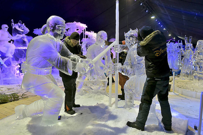 Vários artistas esculpem personagens de Star Wars para o Festival de Gelo em Liège.