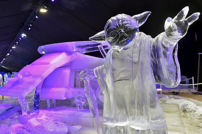 Mestre Yoda esculpido no gelo para o Festival de Liège.