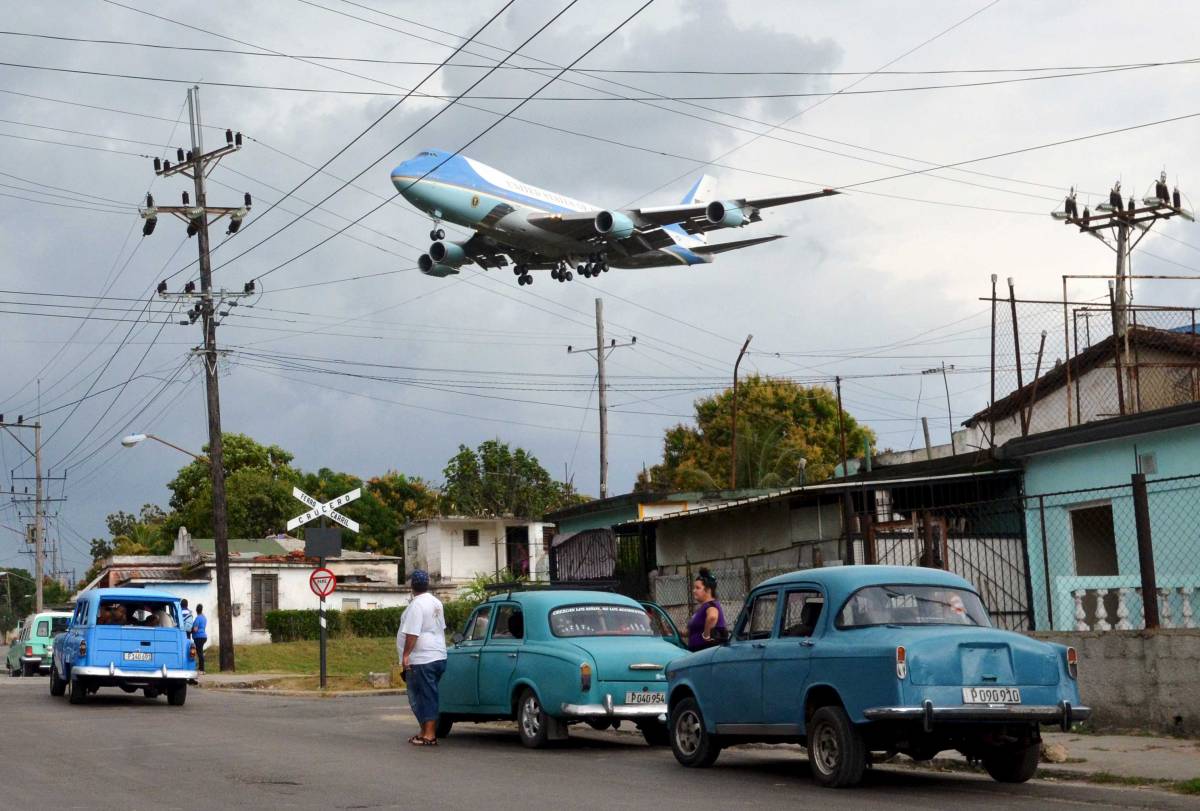 Air Force One carrying U.S. President Barack Obama and his family flies over a neighborhood of Havana, Cuba as it approaches the runway to land at Havana's international airport, on March 20, 2016.