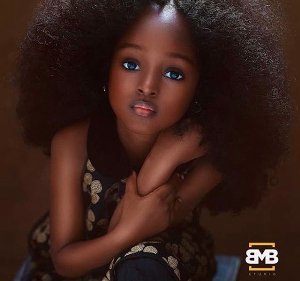 La fotógrafa Mofe Bamuyiwa retrató a la pequeña Jare de 5 años, y al subir sus fotos a Instagram la nombraron la niña más bonita del mundo.