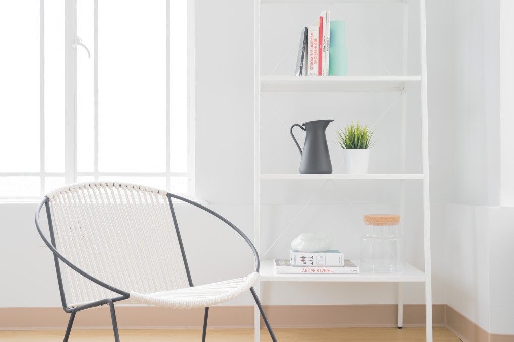 Si deseas simplificar tu vida y llevar un cáracter más desapegado, convertir tu casa al estilo minimalista te recordará que es realmente lo que necesitas.