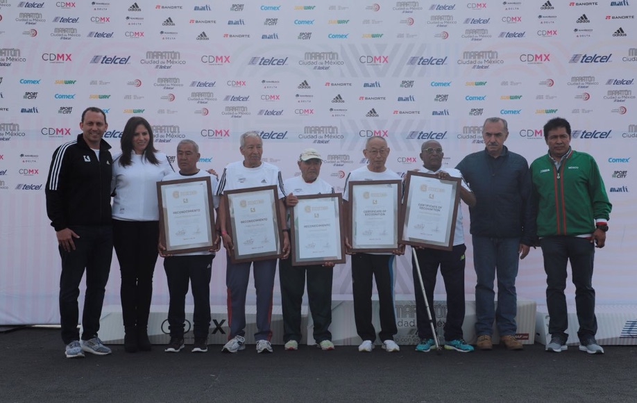 Desde los ganadors, la presea, los homenajeados, hasta la llegada a la meta, ve los mejores momentos del Maratón de la CDMX 2018.