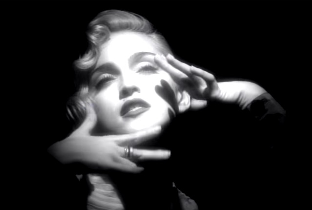 Madonna celebra su sexagésimo cumpleaños y le rendimos tributo con sus 5 videos más significativos de su carrera artística.