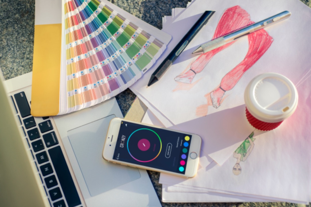 Cronzy es una pluma que permite detectar cualquier color de cualquier objeto y mediante una mezcla de tintas, crear el tono igual para dibujar.