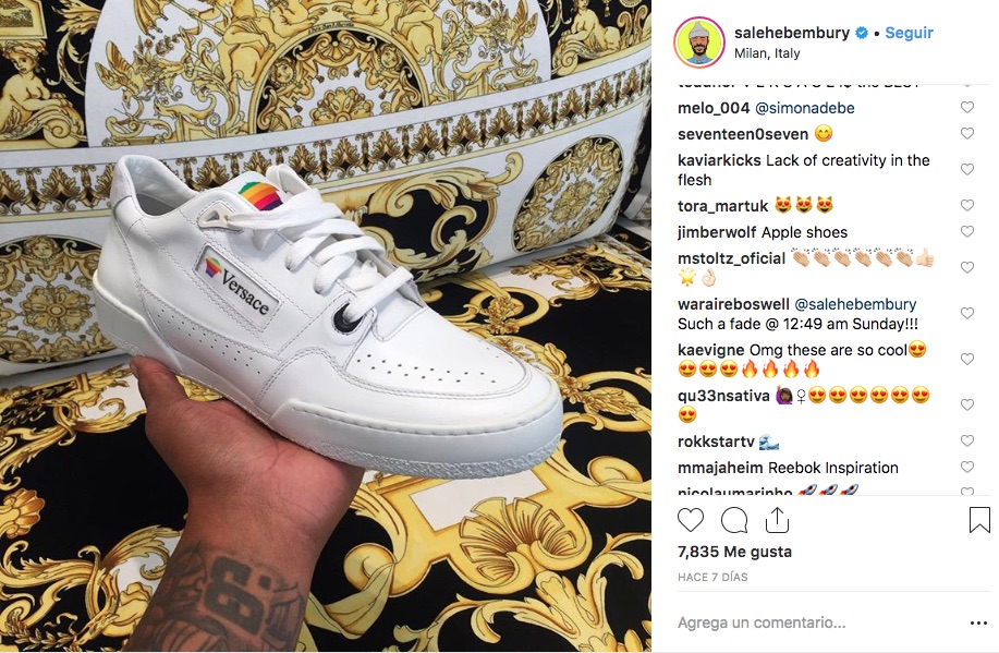 Salehe Bembury jefe diseñador de tenis para Versace, soltó una pista sobre el lanzamiento de unos Sneakers de Apple similares a los de los noventa.