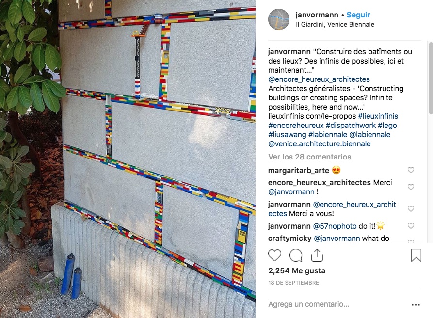 El artista Jan Vormann creó un movimiento llamado Dispatchwork que propone recuperar espacios públicos con piezas de Lego en lugares dañados.