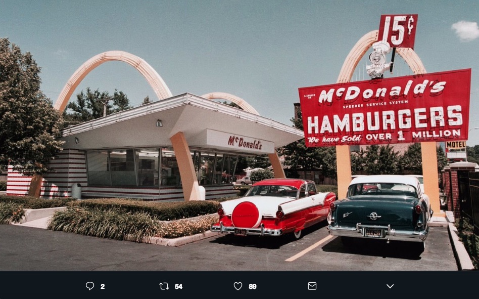 El logo de McDonald's surgió de unos detalles del primer restaurante inaugurado en 1953, en los 60's fue adoptado como parte de la identidad.