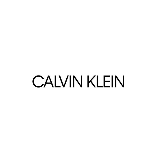 El rediseño del logo de Calvin Klein conservó el aspecto tipográfico pero eliminó las iniciales, además de enfatizar la marca al usar mayúsculas.