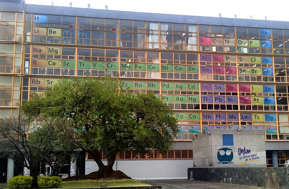 Una Tabla Periódica gigante fue diseñada para mostrarse en las ventanas del edificio de la UNAM, parte de la celebración del Año Internacional ésta.